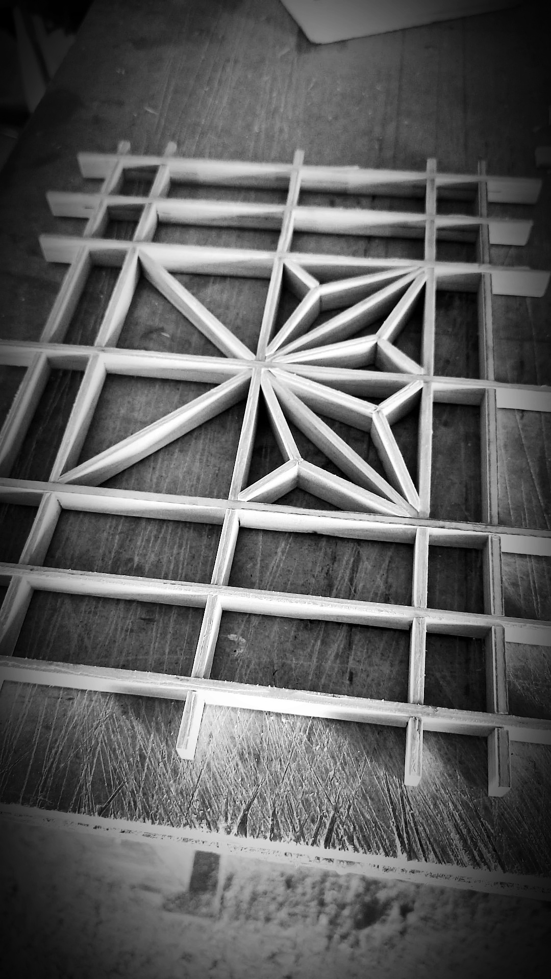 Pieza artesanal de madera con acabado natural