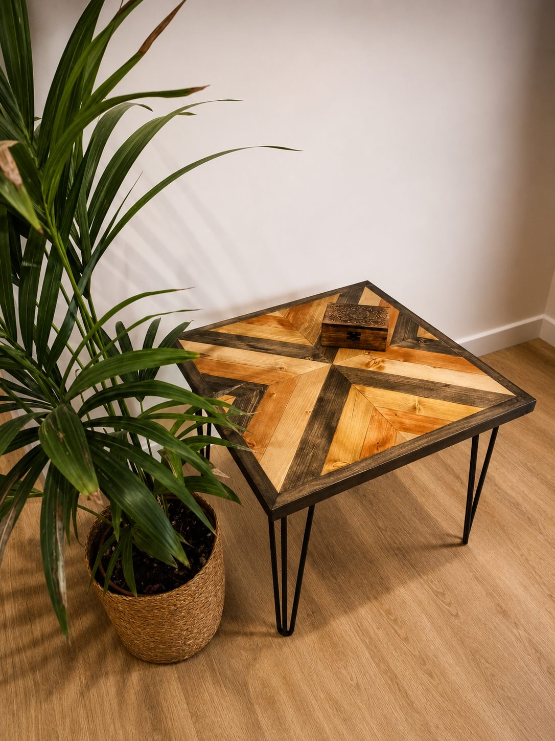 Mesa auxiliar decorativa artesanal de madera
