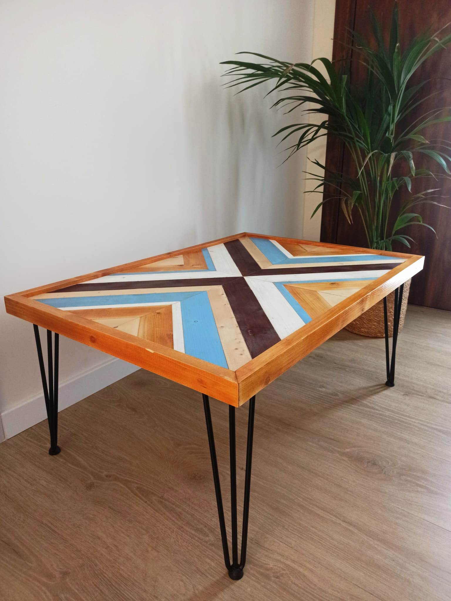 Mesa auxiliar artesanal de madera