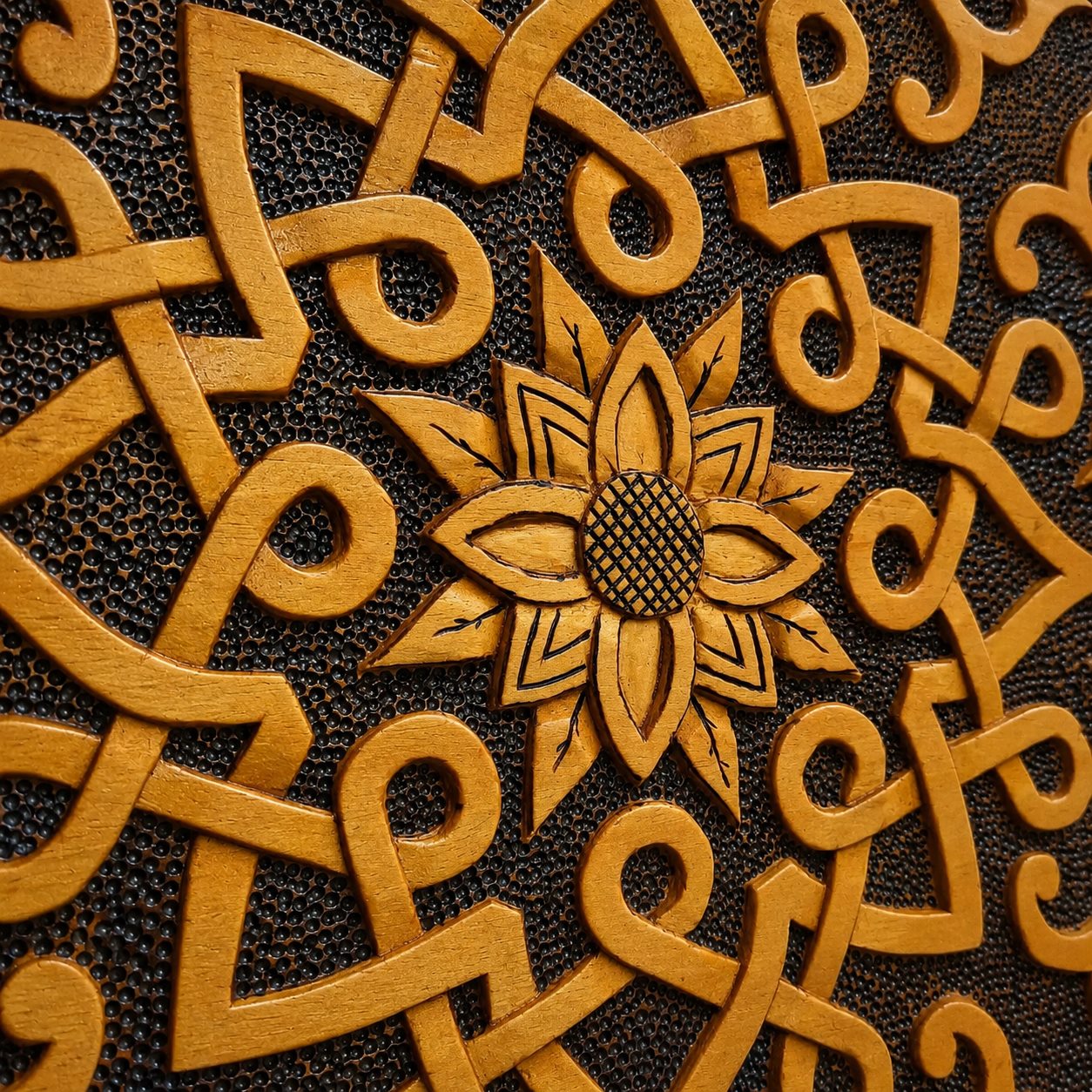Relieve flor artesanal de madera