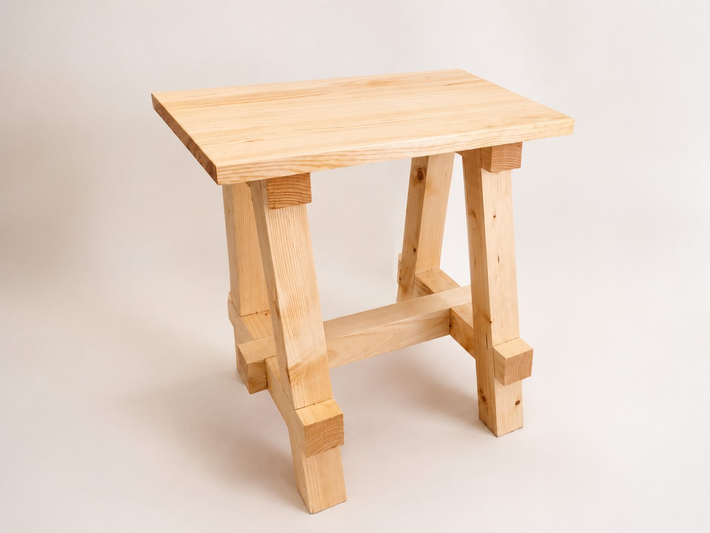 Taburete artesanal de madera